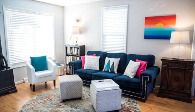 Hip happy home in a hot hood! Pet- Friendly!