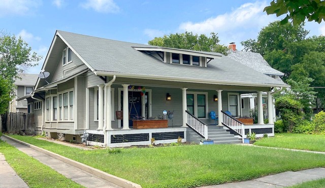 Historic 7-BR Luxury with hot tub, in the heart of town