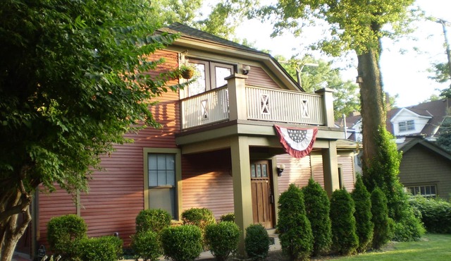 Historic CarHse 2 BR/2 Bath Luxury Apt-CLOSE to PubTrnsp,Garg&Off-StrtPrk-EVChgr