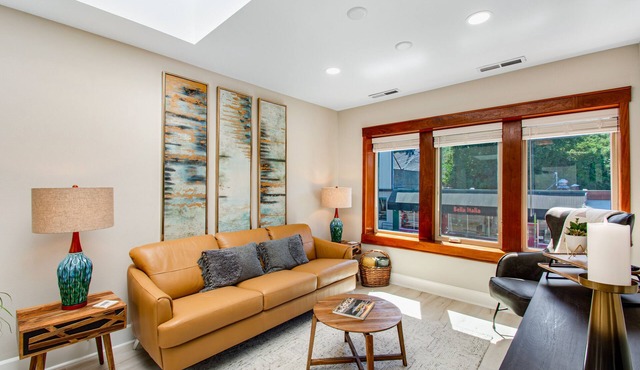 Historic downtown loft near shopping & restaurants with WiFi & full kitchen