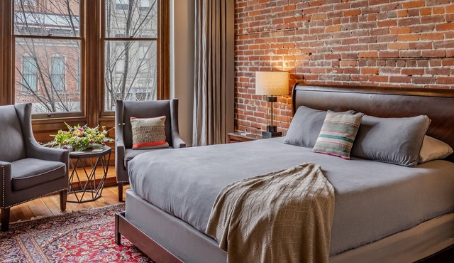 Historic Town View Room with bay window overlooking Water Street