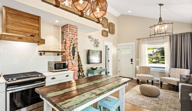 Historical Joey House, Sleeps 6 Walk to Restaurants