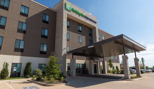 Holiday Inn Express & Suites Kingfisher by IHG