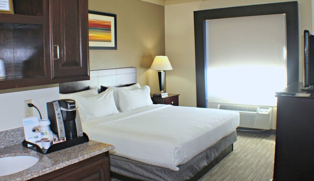 Holiday Inn Express & Suites Plainview by IHG