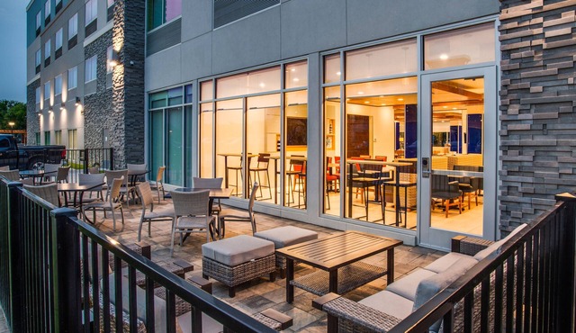 Holiday Inn Express & Suites Denton South by IHG
