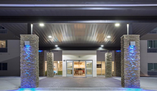 Holiday Inn Express & Suites Lincoln I - 80 by IHG