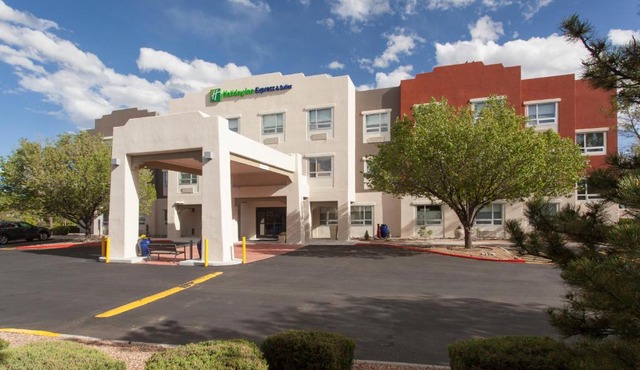 Holiday Inn Express & Suites