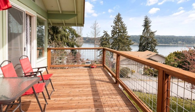 Holmes Harbor Retreat: Spacious home w view and pet friendly BY Betterstay