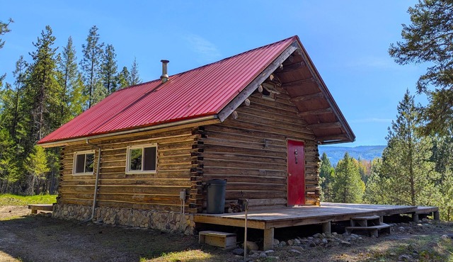 Homesteaded log cabin with convenient creek access