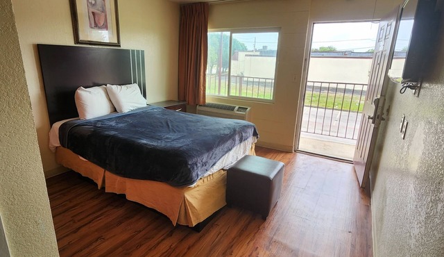 HomeTown Inn and Suites