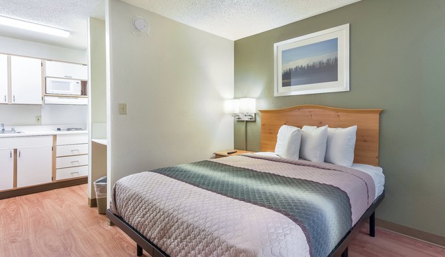 HomeTowne Studios By Red Roof Dallas - North Addison/Tollway