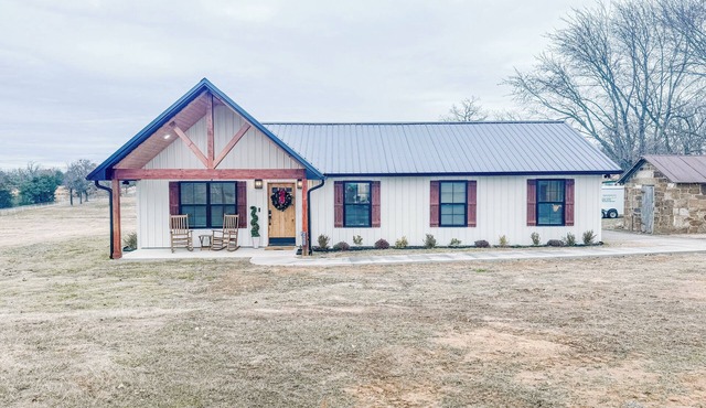 Horton Lodge Charming new 3-bedroom 2 bath lodge with WiFi in serene Stigler