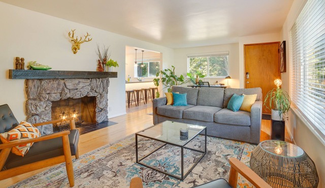 Hot Tub, 5 Mi to Lumen Field! Newly Updated Home