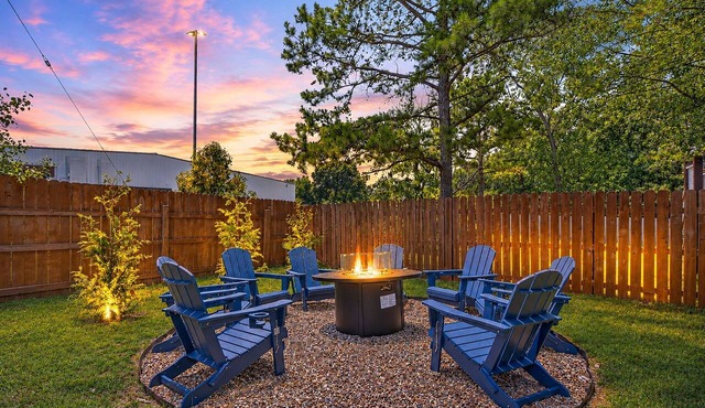 Hot Tub Gazebo, Fire Pit, Fenced Yard & Playset - 2 Kings, Sleeps 10