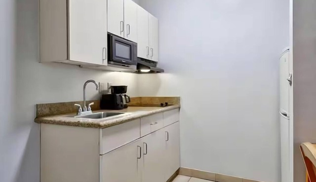 Ideal for Couples: Cozy Queen Bed + Kitchenette | Non-Smoking
