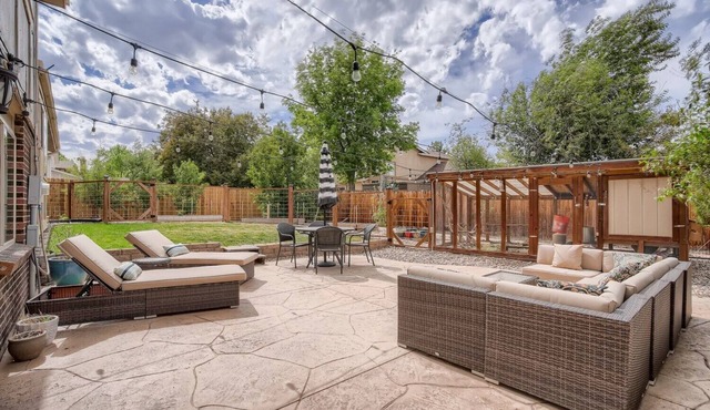 Ideally Located-Park-Pet Friendly-Fenced Yard