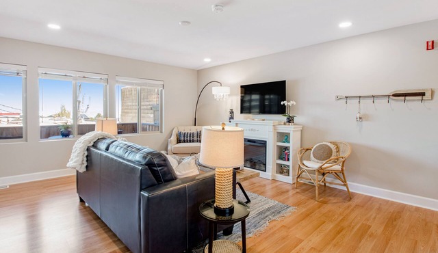 Idyllic downtown studio with water views, free WiFi, full kitchen & modern touch