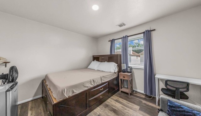 Ile Ayo - BR with Shared Bathroom in a Co-Living Home (1)