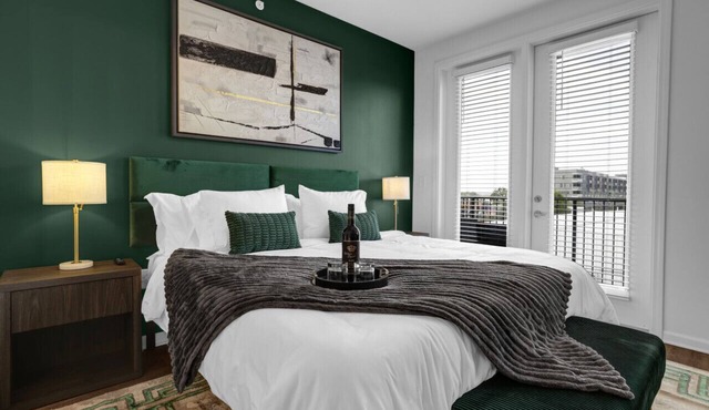 Intimate Flat w/Pool, Gym, & Stunning City Views in Birmingham