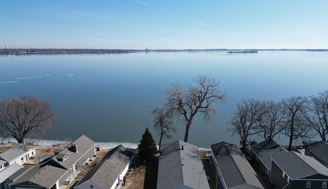 Inviting lakefront 3-bedroom house with AC and Wi-Fi in serene Storm Lake!