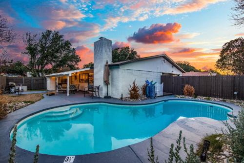 Jacuzzi & Pool House w/Game Room + Fire table