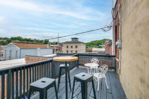 Jacuzzi Tub & Full Kitchen: Dowtown Hannibal Loft