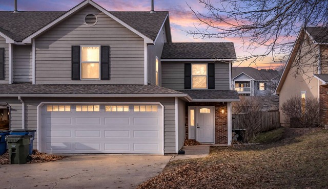 Jayhawk Retreat 3BR w/Garage Sleeps 8 Near KU