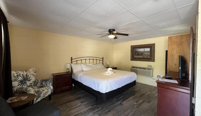 JI6 - JI6, King Guest Room at the Joplin Inn