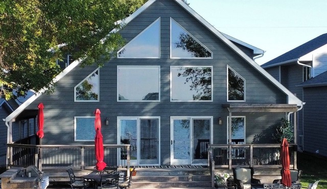 JOHNSON LAKE GETAWAY PRIVATE DOCK-Sleeps up to 12.