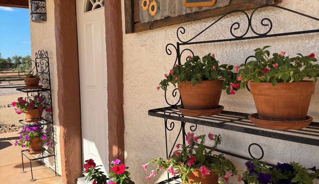 Just 20 mins from Bisbee! 2 room apartment on country hobby farm