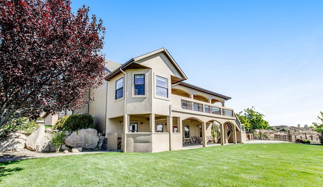 Kerry Hill Manor, Vineyard Estate & Views