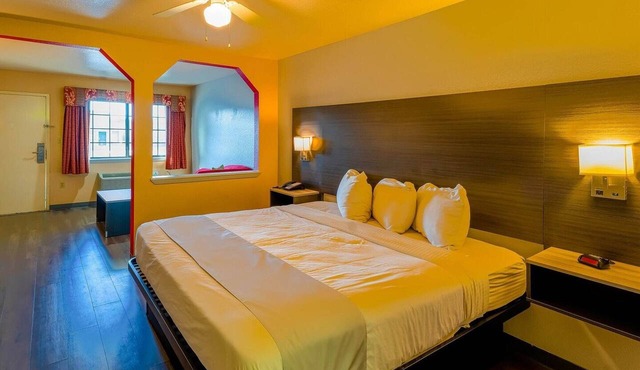 King Bed Accessible | Yoakum West