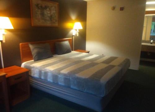 King Bed Hotel Studio 206