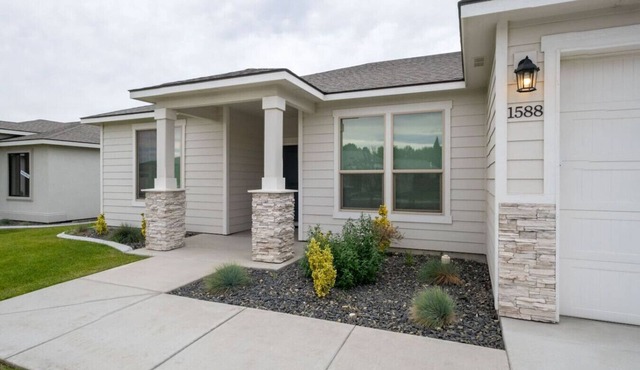 King Bed, Large Yard & 3 Car Garage 4/2 - #1588