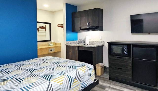 King Kitchenette Non-Smoking Room at Scottish Inns and Suites