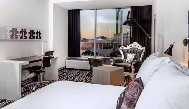 King | Lorenzo by Hilton | Skyline Pool, City Center 6 Min, Deep Ellum 7 Min