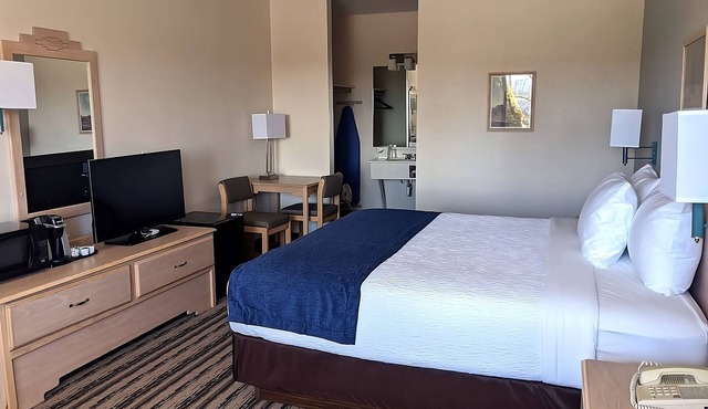 King Room with Red Rock Vistas | Pet-Friendly, Restaurant & Free Hot Breakfast