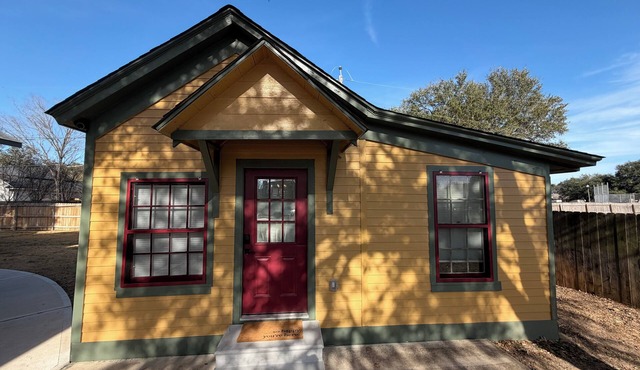 Kyle Field Cottage, quiet and private, right in the Historic District