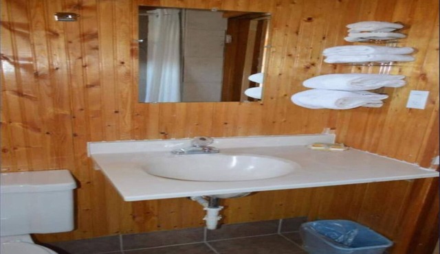 La Crosse KS | 3 Queen Bed