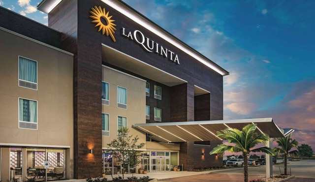 La Quinta Inn & Suites by Wyndham Dallas Plano - The Colony