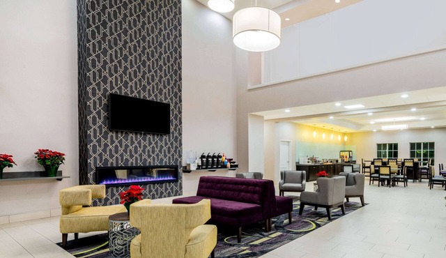 La Quinta Inn & Suites by Wyndham DFW Airport West - Bedford