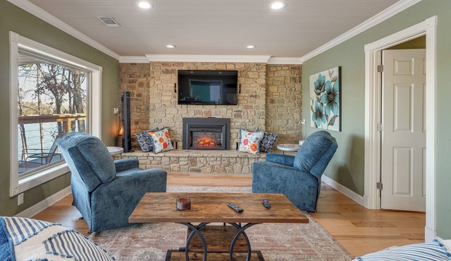 Lake Dardanelle Home w/Dock! Fish On-Site
