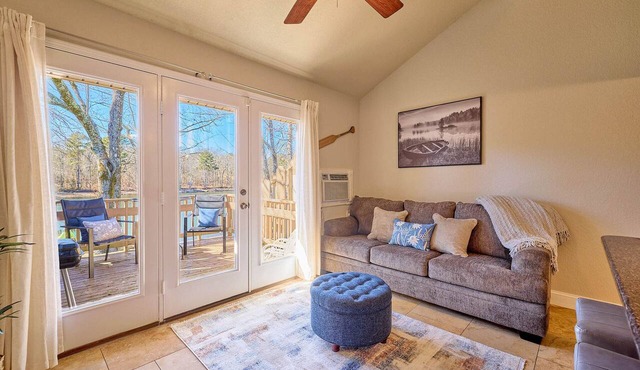 Lake Front in Hot Springs! Cozy, Water views and more!