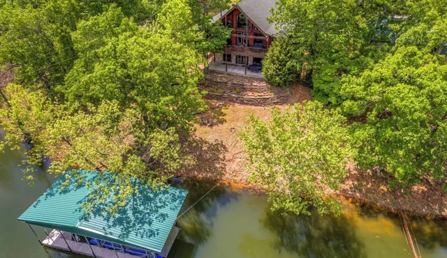 LAKE FRONT! Lodge Style 6-bedroom Cabin & Private Dock. Great for families.