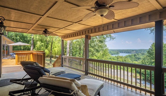 Lake Hamilton Tranquility Villa with boat dock on private 20 acres!