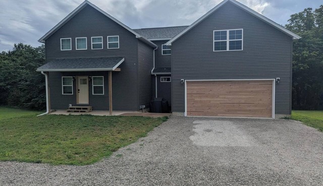 Lake Rathbun getaway home. 4-bedroom cabin. WiFi, AC. 1.5 miles to boat ramp.