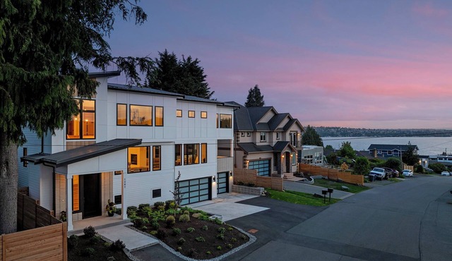 Lake Washington View 4 BR Luxury Home near Seattle