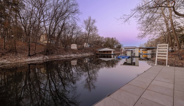 Lakefront, 35ft Dock , Battlefield Golf Views, New Build , Sleeps 16 Guests