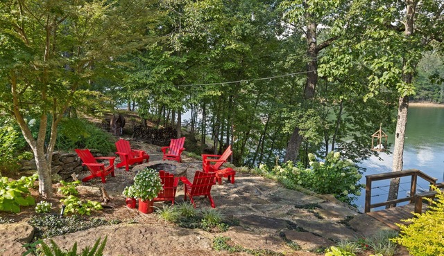 Lakefront home on Smith Lake w/easy water access & Tritoon/Sea Doo rental!