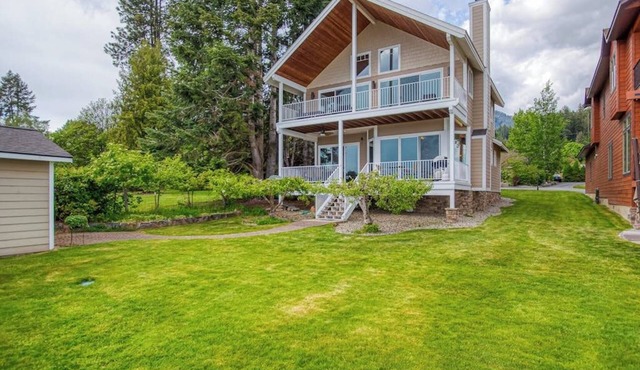 Lakefront home with kayaks, dock, WiFi, fireplaces, BBQ grill